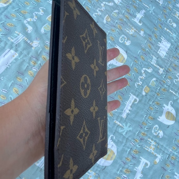 Louis Vuitton Monogram Passport Holder (PRICE FIRM❤️) - Picture 8 of 11
